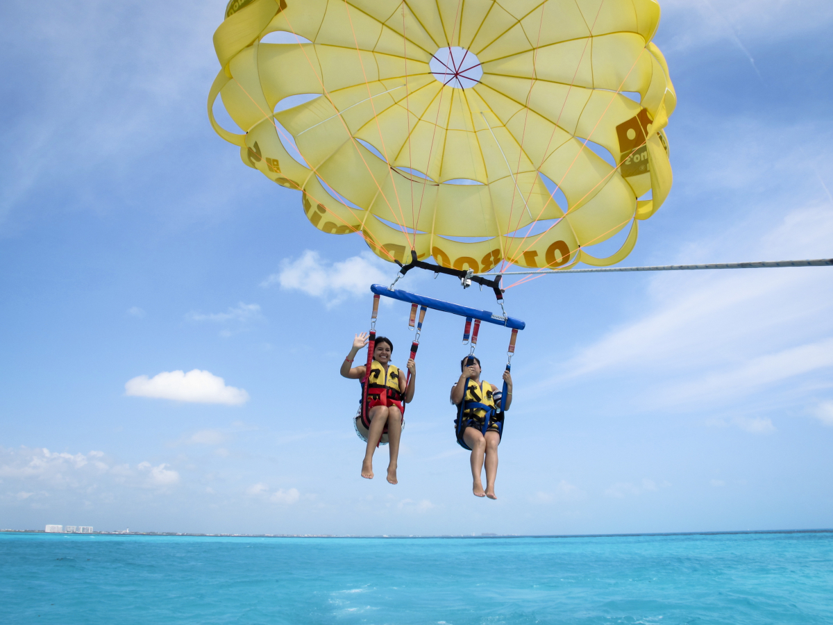 parasailing in cancun