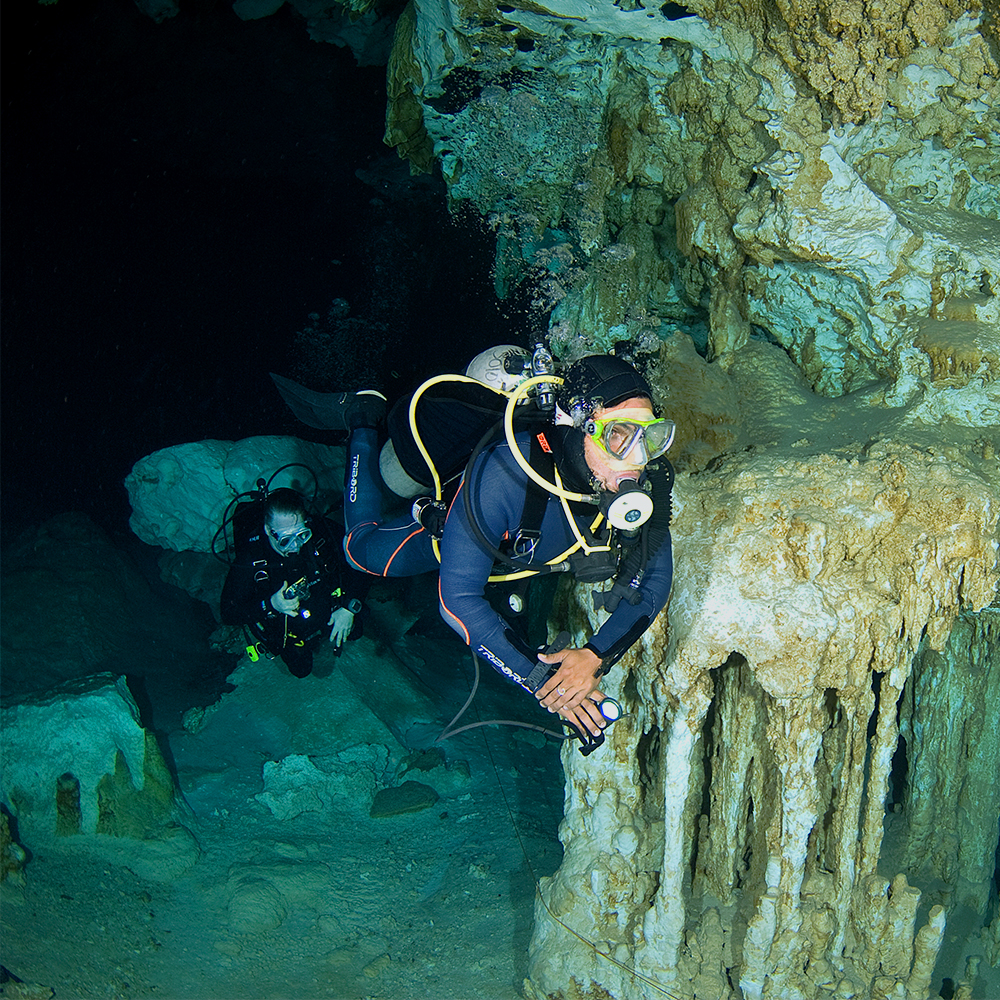 scuba diving caves in cancun