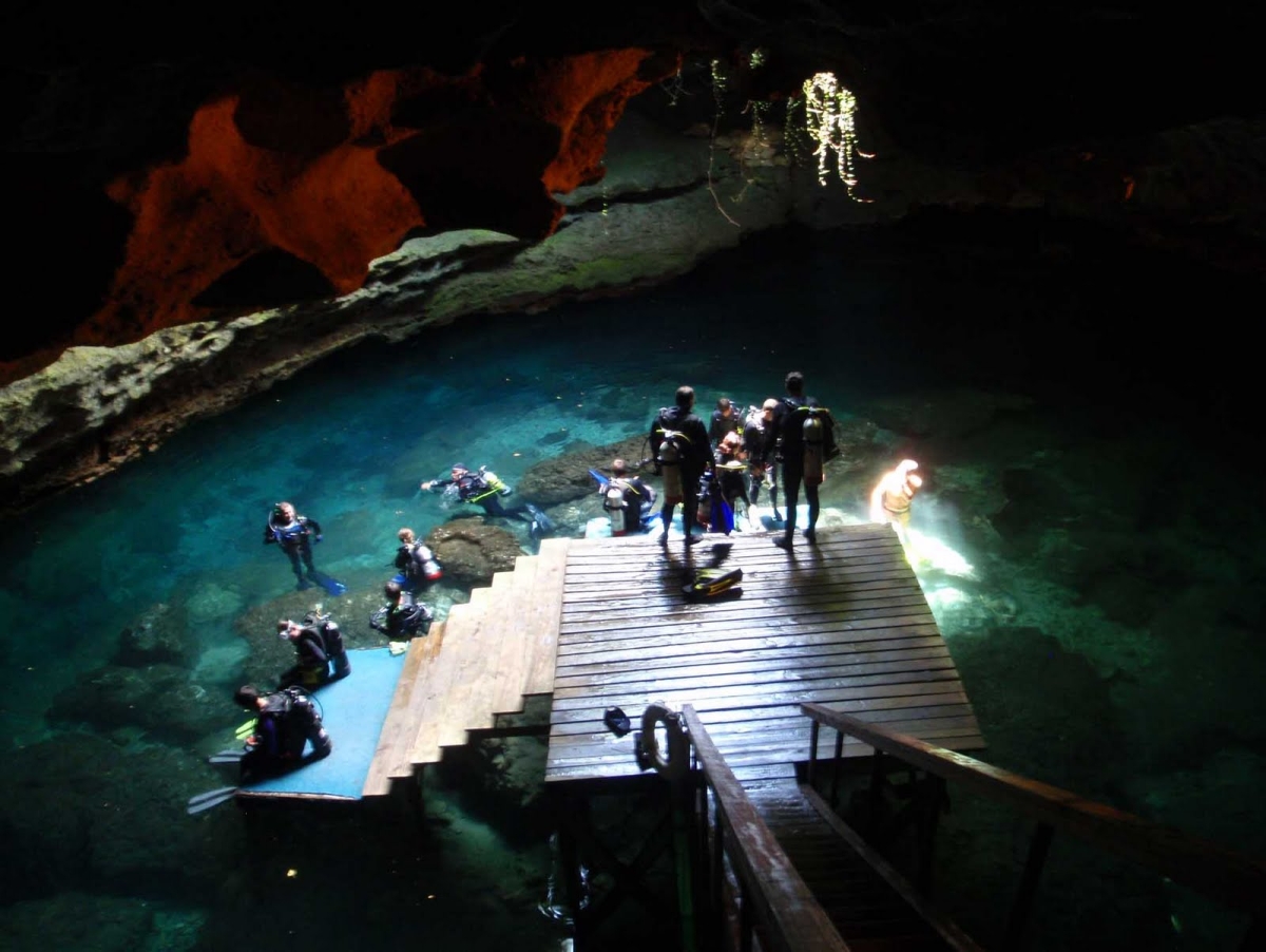 Cave Scuba Diving Devil's Den Tampa Florida USA